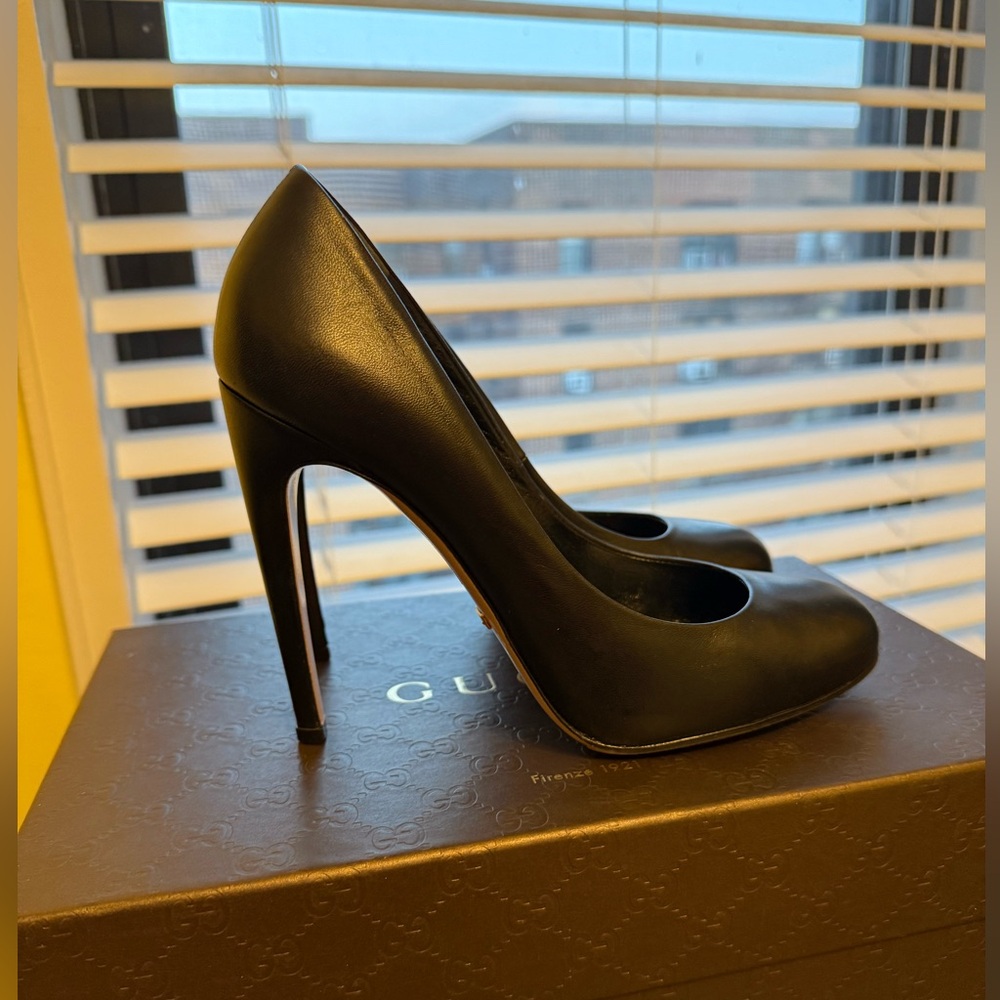 Stylish Gucci Women's Heels Black Leather Size 37.5
